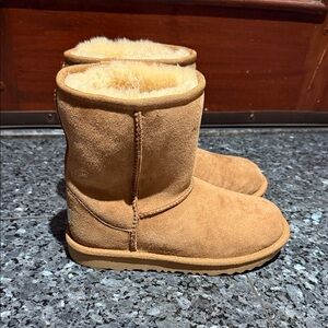 UGGS Classic Shearling Lined Suede Boots - Chestnut kids size 3
